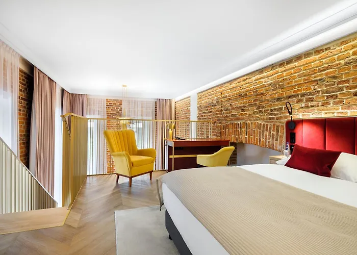 Golden Queen Deluxe Jacuzzi Apartments - Old Town