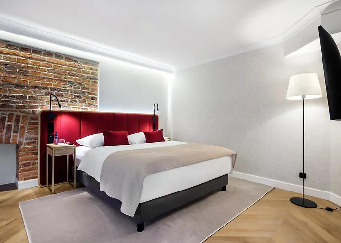 Golden Queen Deluxe Jacuzzi Apartments - Old Town